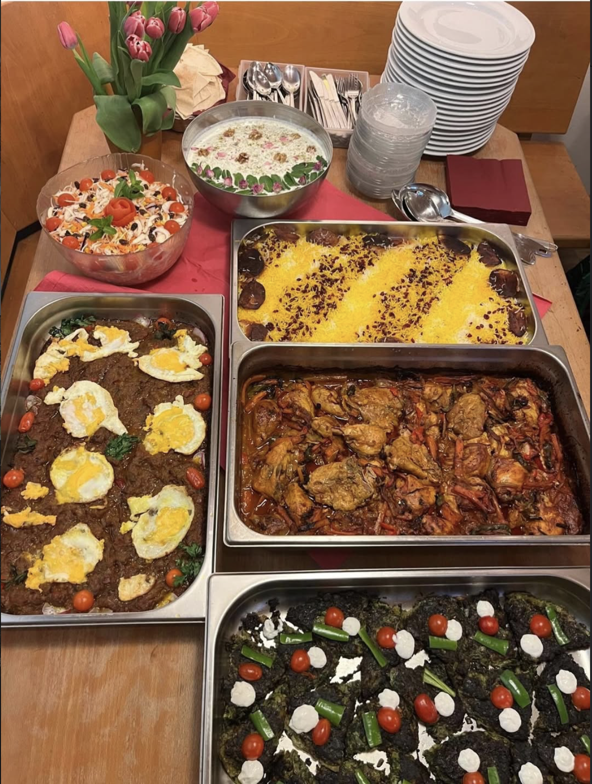 Pashmak Catering-Buffet mit persischen Eintöpfen, Safranreis und frischem Salat