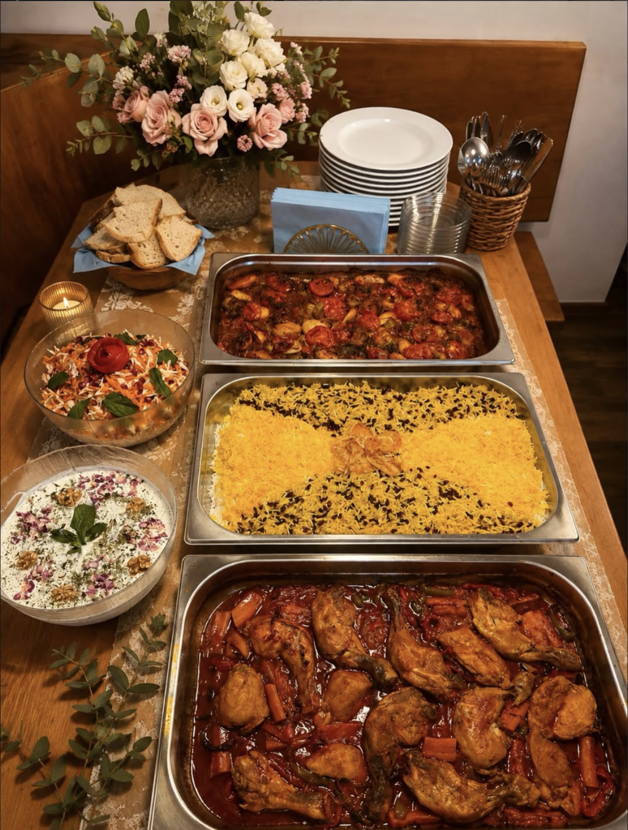 Catering-Auswahl von Pashmak mit Kuku Sabzi, Hähnchen-Eintopf und Safranreis